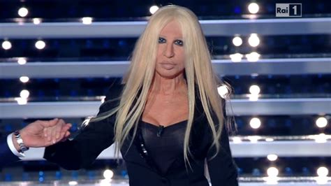 virginia raffaele imita donatella versace sanremo 2016|Virginia Raffaele è Donatella Versace a Sanremo 2016 .